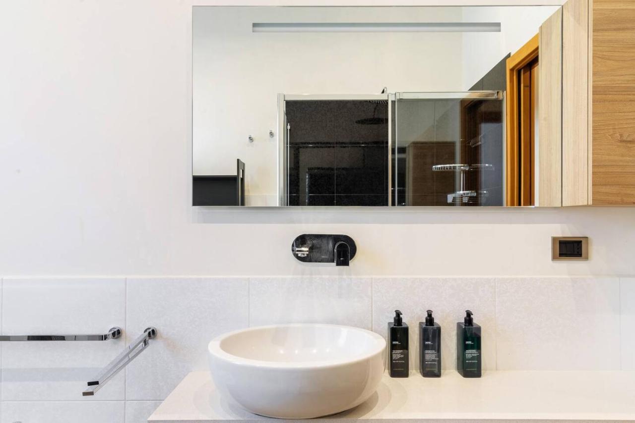 Colored And Spacious Flat Close To Navigli By Easylife Milánó Kültér fotó